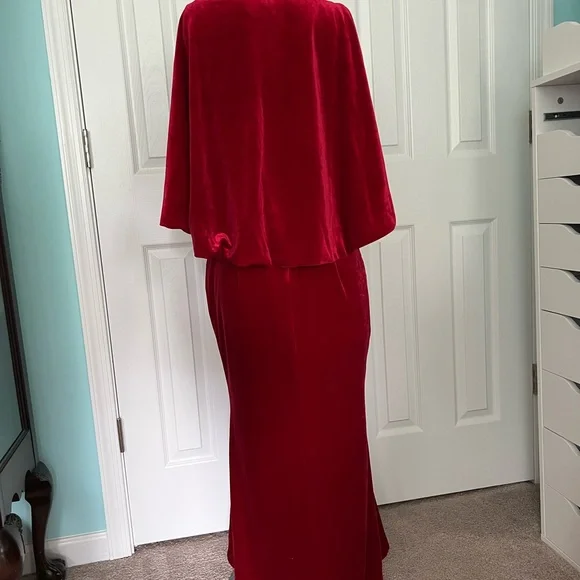 Elle Rebel Hollywoodland caped dress in red velvet - Picture 3 of 6